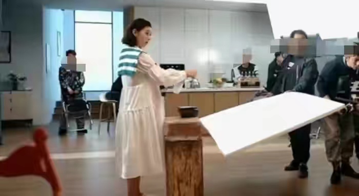 加菲猫说时尚 李小萌挺巨肚捞金太拼！穿白色长裙身材爆肥，36岁脸嫩得让人自卑