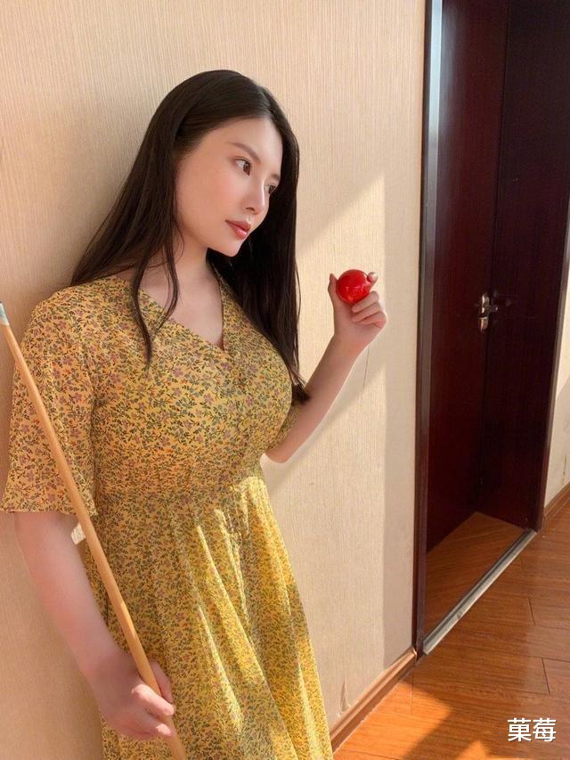 菓莓 大嫂徐冬冬的“括号臀”太惊艳了，基础款还能穿的这么美，真羡慕