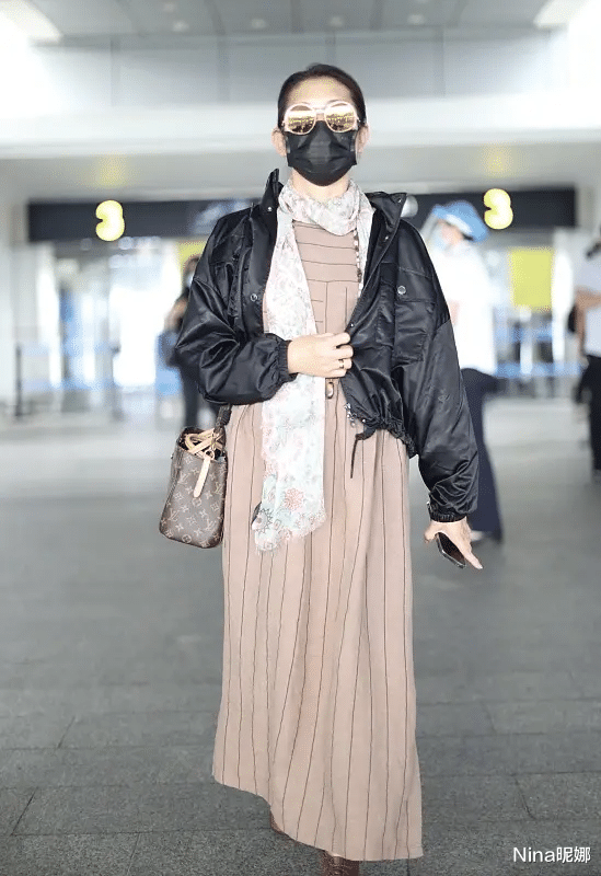 Nina昵娜|62岁倪萍终于不低调，穿夹克搭连衣裙走机场，挎2万包像时尚博主