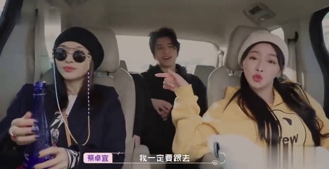 王大陆|王大陆恋情曝光，蔡卓宜坐王大陆大腿，网友：花花公子