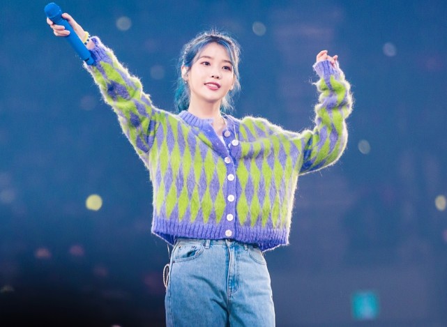 毛衣|IU是个甜妹无疑了，蓝绿毛衣清新活力，扎高马尾很有初恋感