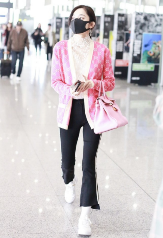 BiuFashion|古力娜扎坐在那就让人心动，“摩卡味道”穿着尽显恬静，真挺绝