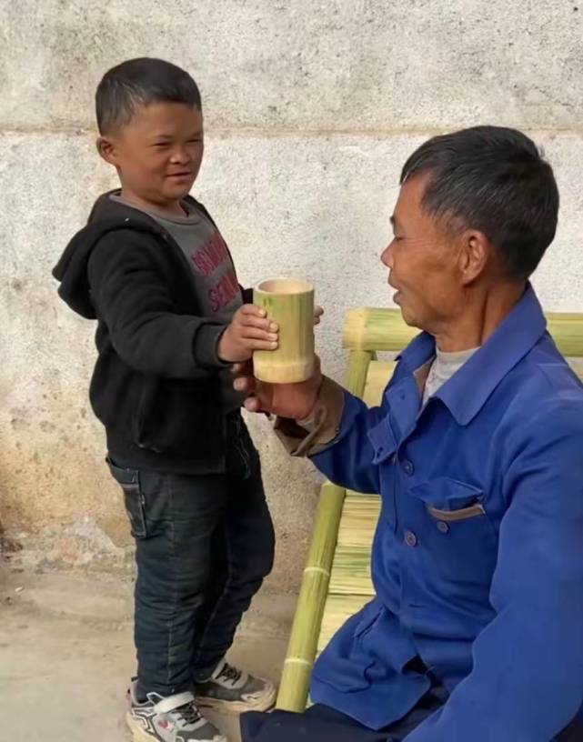 范小勤|“小马云”放学被围观拍照，对路人大喊要钱，爸爸开新号涨粉五万