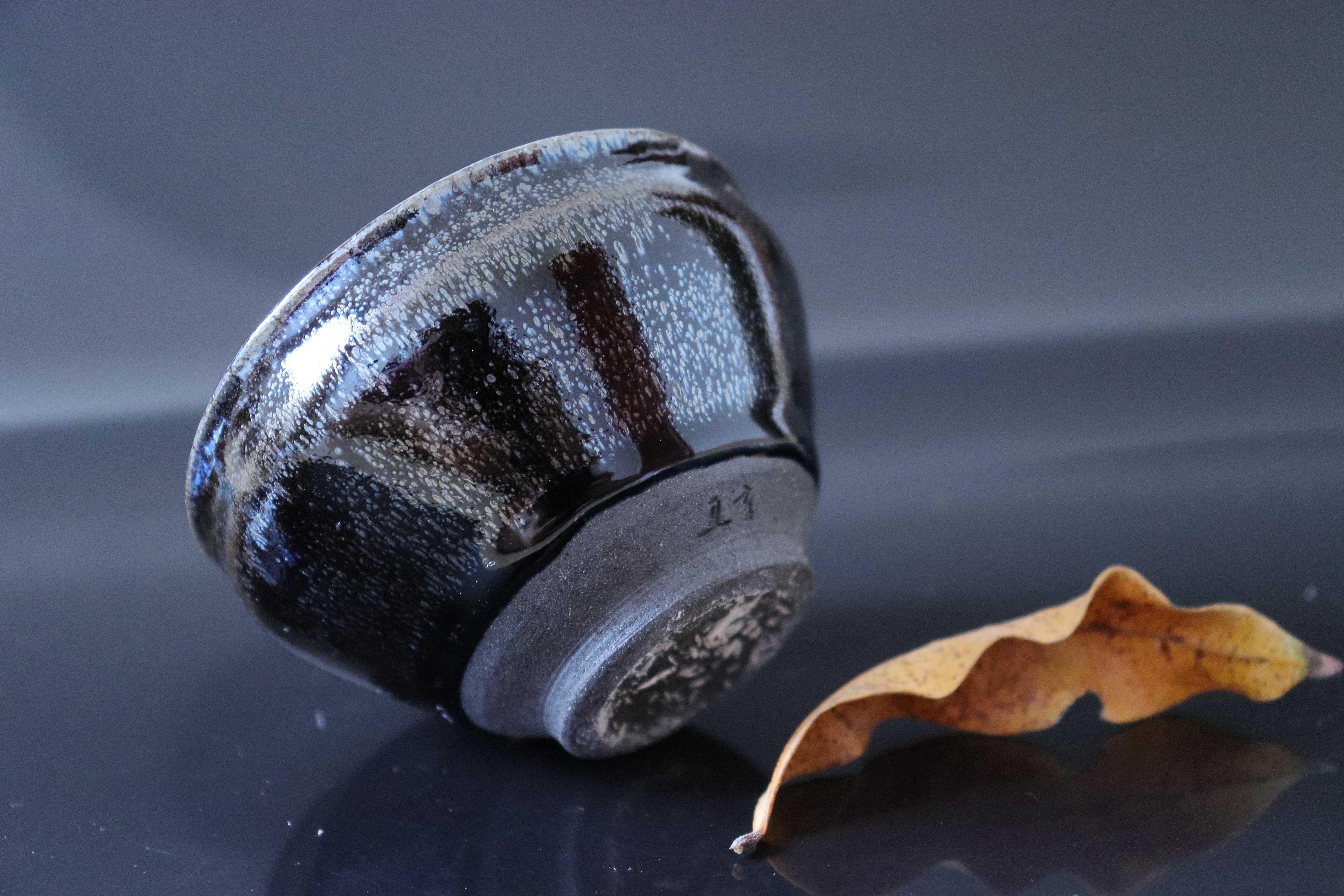 建盏|什么是建盏的玻化？玻化强度对建盏有何影响？