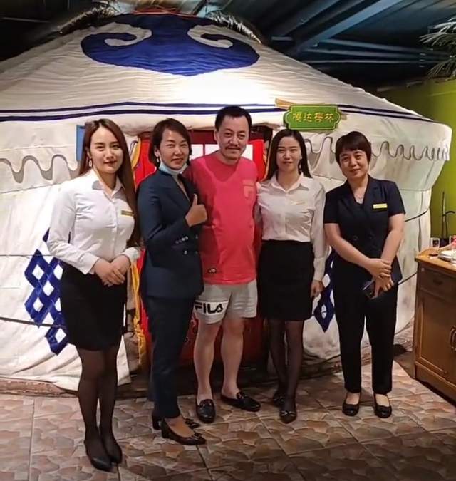 王一博|52岁雪村低调现身饭店，双手搂腰美女毫不避嫌，面色憔悴状态不佳