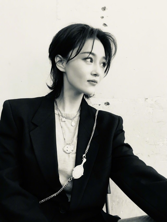 张馨予|张馨予机场结账被人插队，仗义执言却被对方回怼：我没问你话