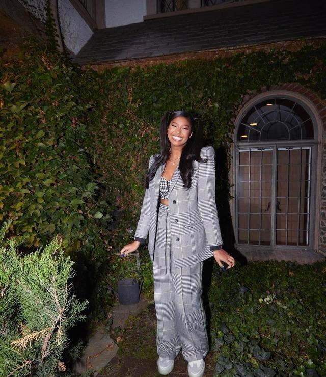 格纹 科比大女儿娜塔莉亚扎双马尾，有些俏皮可爱！穿格纹西装复古甜美