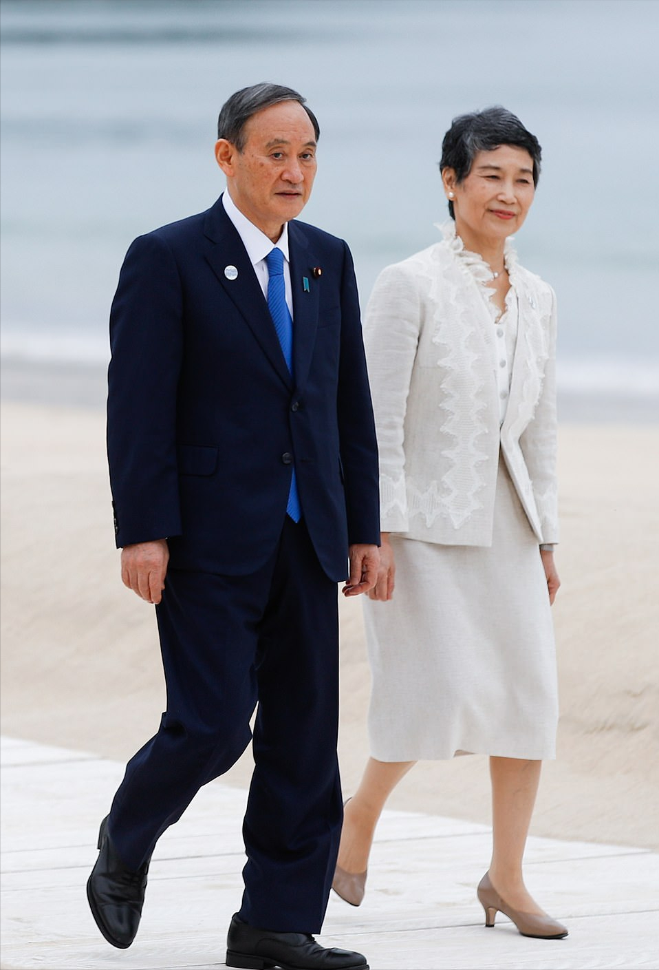G7峰會韓日第一夫人比拼東方美！金正淑銀色緞面裙贏瞭，溫婉優雅-圖5