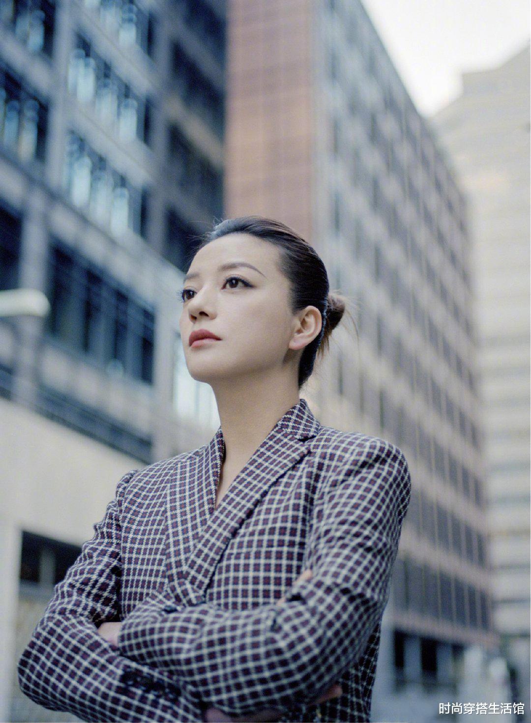 赵薇|赵薇疯了吧？把羽绒服剪了拼在西服下，为博眼球够拼