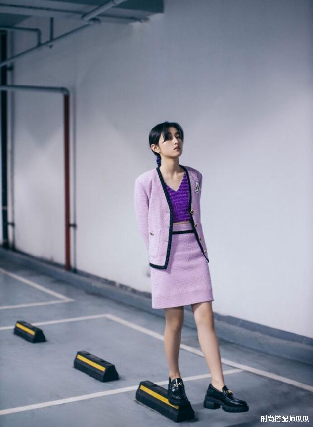 張子楓活動造型好“災難”，穿深紫亮片上衣太顯老氣，網友：衣品堪憂-圖3