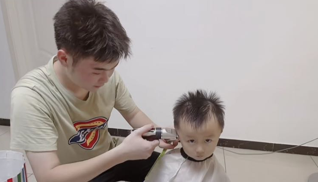 护肤品|奇奇享受一级待遇，舅舅给理发，姐姐伺候吃喝，剪出威威同款发型