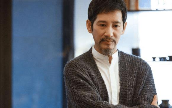 欧美明星|导演见他一身贵气让他演首富，他却拒绝选了个“太监”，还成就了经典