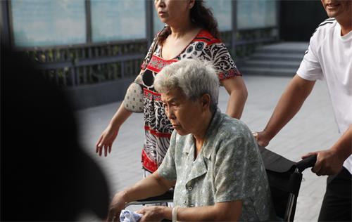 天津男子好心扶摔倒老太,反被老太索赔8万,法院判处其赔偿10万