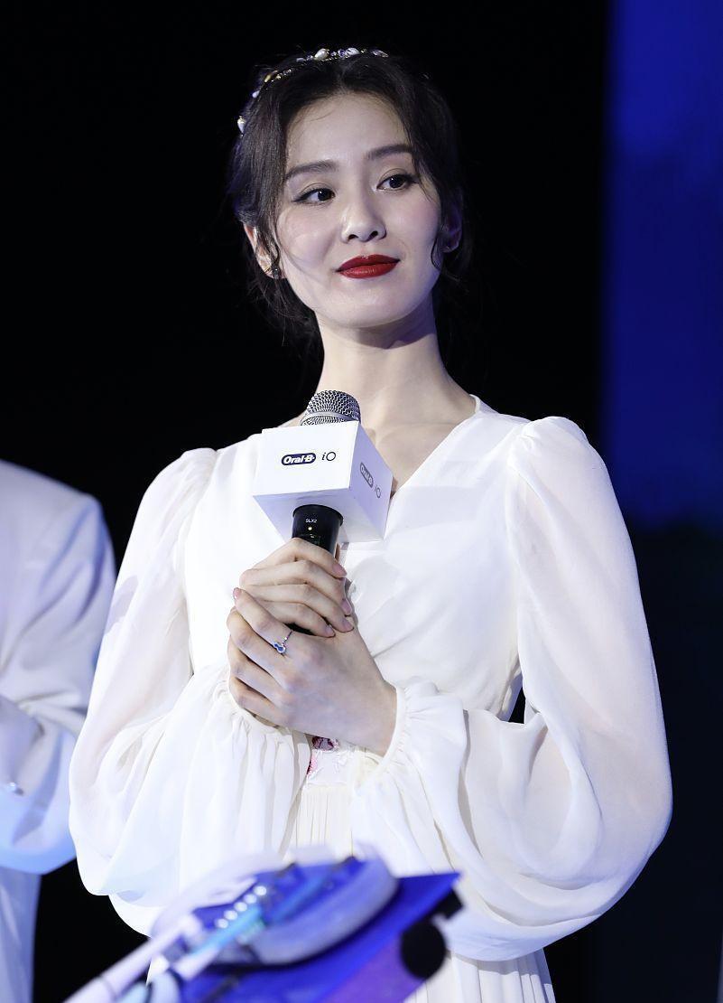 可馨育娃|刘诗诗真有“公主范儿”,穿雪纺长裙好优雅,一点也不像当妈的人