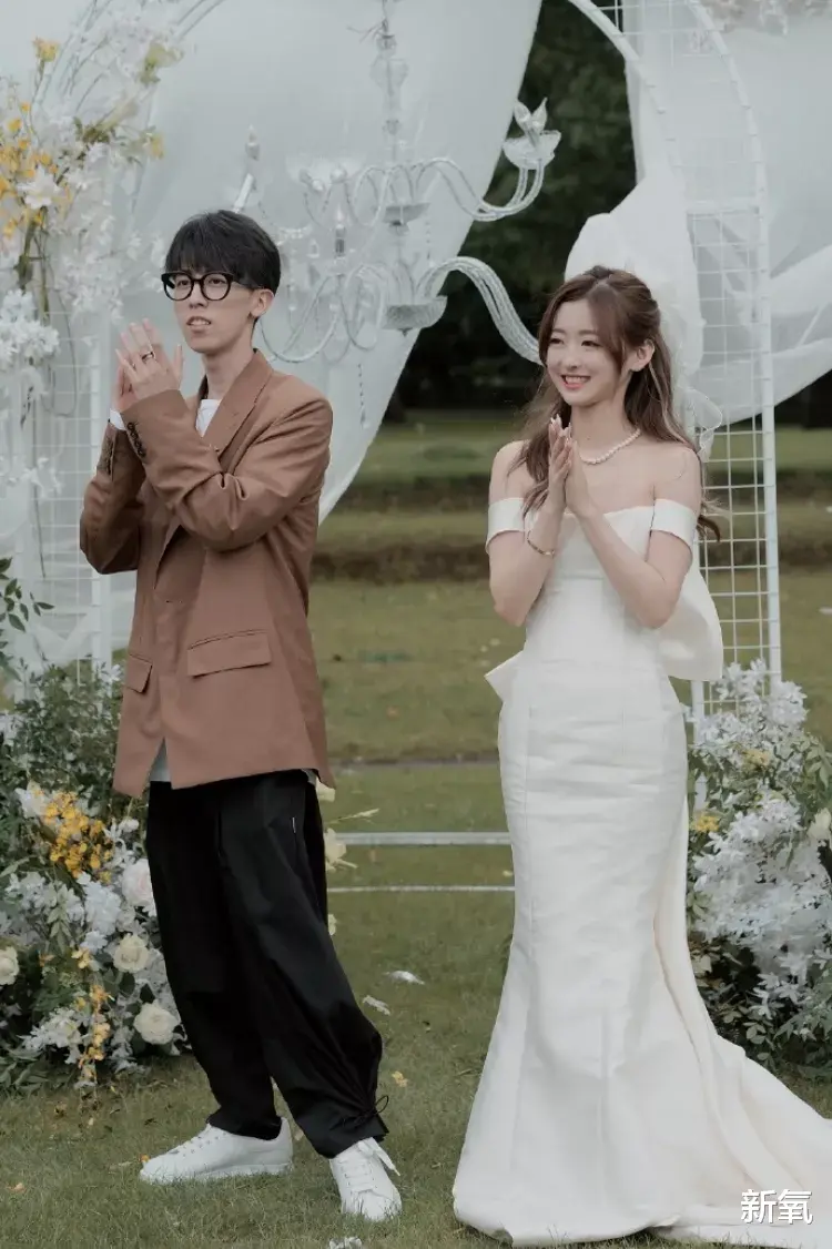 林珊珊|年度最惨新娘？新郎被嘲像路人，闺蜜全副妆造组团晒颜