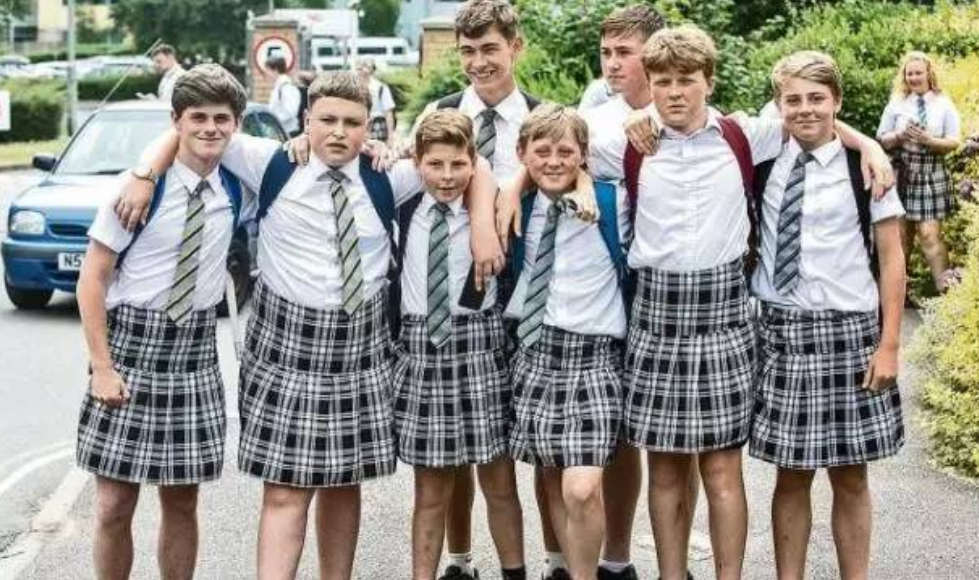 兜妈爱叨叨|男孩“穿裙子”上学惹争议,同学嘲笑老师怒斥,家长:没理由拒绝