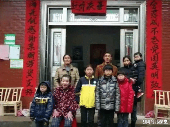 朗朗育儿课堂|“人大才女”嫁给庄稼汉,连生5娃沦为低保户,网友:书白读了?