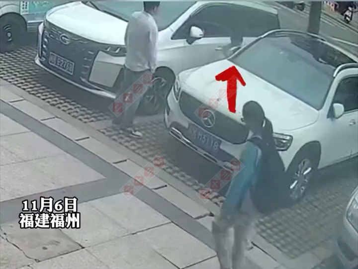 太气人了!福建一男子让小孩往别人奔驰上撒尿,被发现后怒怼车主