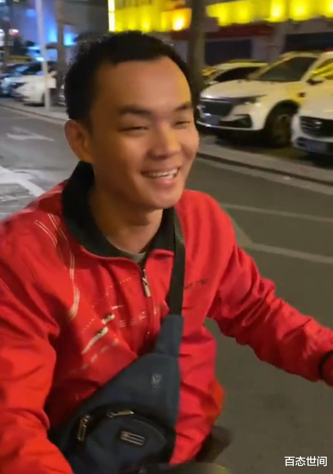 百态世间 汕头男子晚上散步遭陌生小伙摸下体猥亵，小伙面对镜头还莞尔一笑