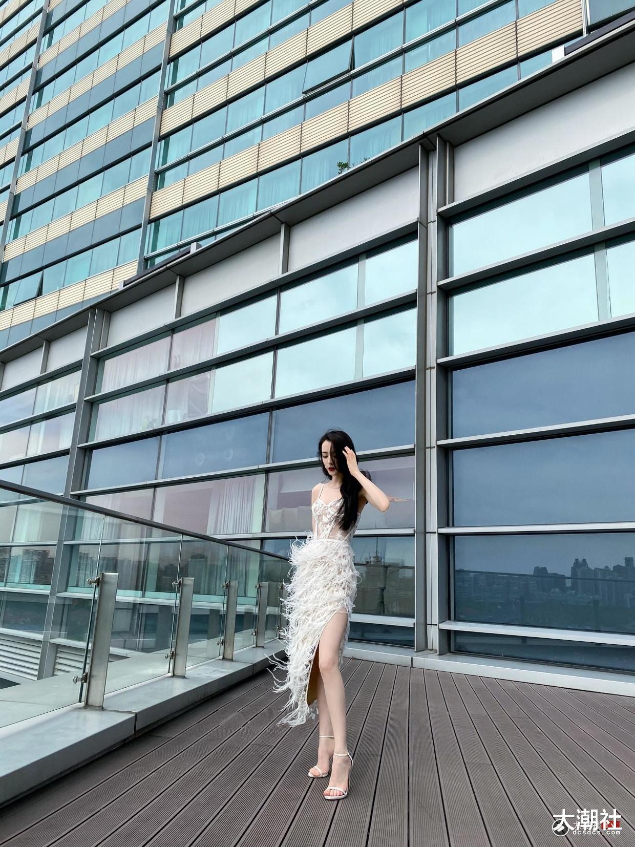 迪丽热巴|多图|迪丽热巴低胸羽毛晚装登热搜,大玩透视感之余不忘晒长腿