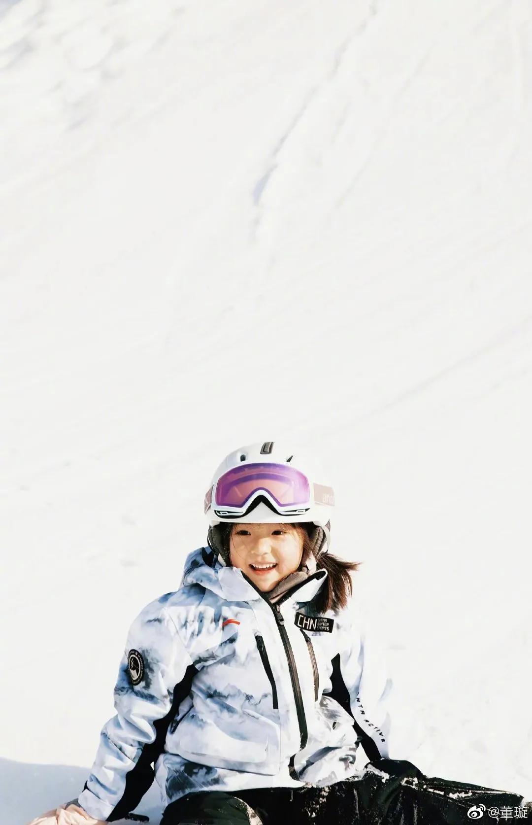 春晚|董璇晒母女滑雪照超酷，5岁小酒窝滑雪初体验，摔得又哭又笑