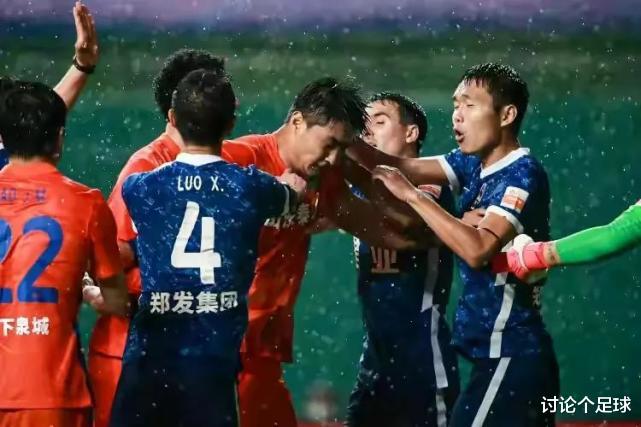 王上源|天黑了!鲁能又被针对,当着裁判面殴打郭田雨,王上源却毫发无损