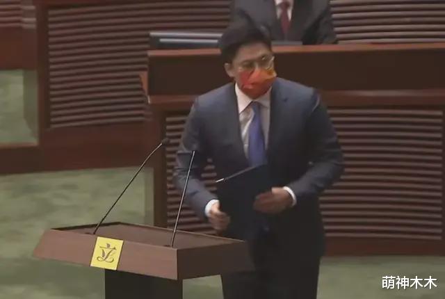 霍启刚|霍启刚就任仪式有气场，配饰显妻奴本色，被调侃口罩也是老婆给的