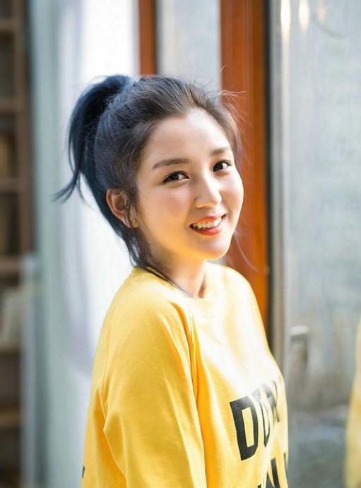 眼线|35岁何洁瘦出“新高度”，减肥后的状态似清纯少女，太美了