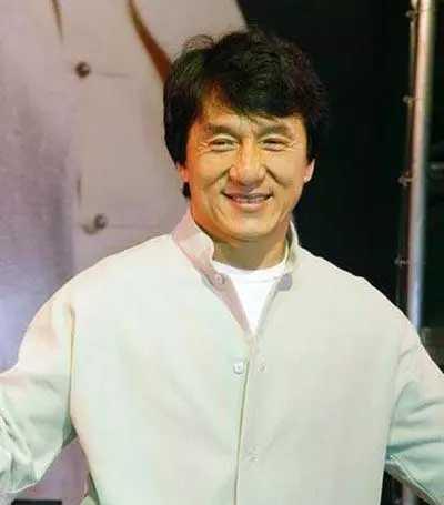 成龙|成龙40年前整容旧照流出，网友直言：毫无亲和力