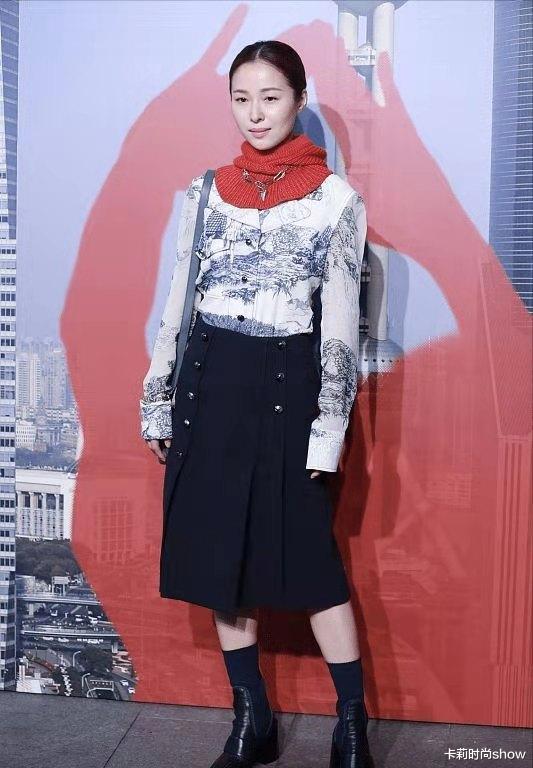 卡莉时尚show|江一燕的穿搭还是低调，米色西装配蛤蟆镜，却挡不住大姐大的气质