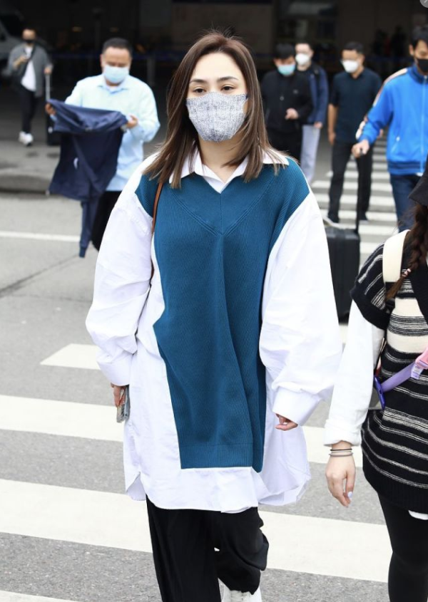 潮流新风 阿娇穿衣也太随性了吧，“上松下松”看似邋遢，实则慵懒又时髦