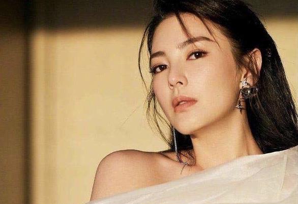 张雨绮|张雨绮再恋小鲜肉，靠谱吗？女明星油腻起来，男人都得靠边站！