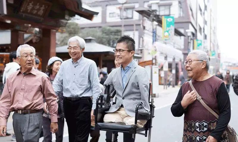 果莓妈咪说 日本作家天生无四肢，婚后15年出轨50人，离婚后又爱上一混血美女