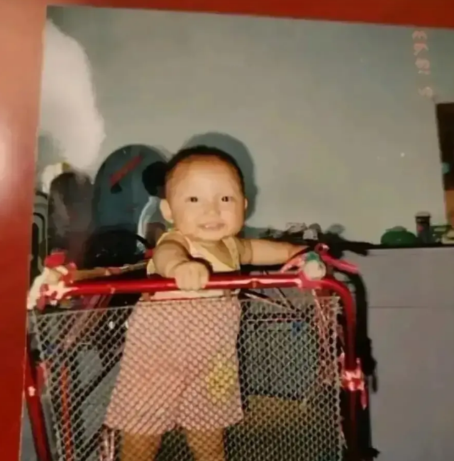 许敏|许敏晒姚策童年照：每当想起养子的英年早逝，如今她只能以泪洗脸