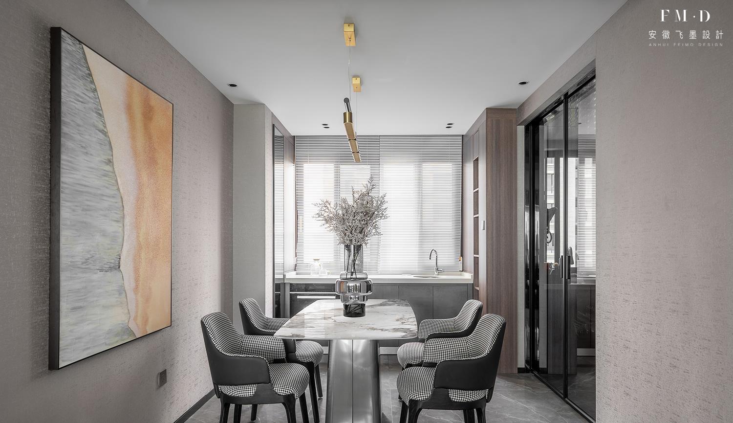 |一梯三户连廊房，庆幸有个大横厅，靠沙发分出间书房，130㎡变大宅