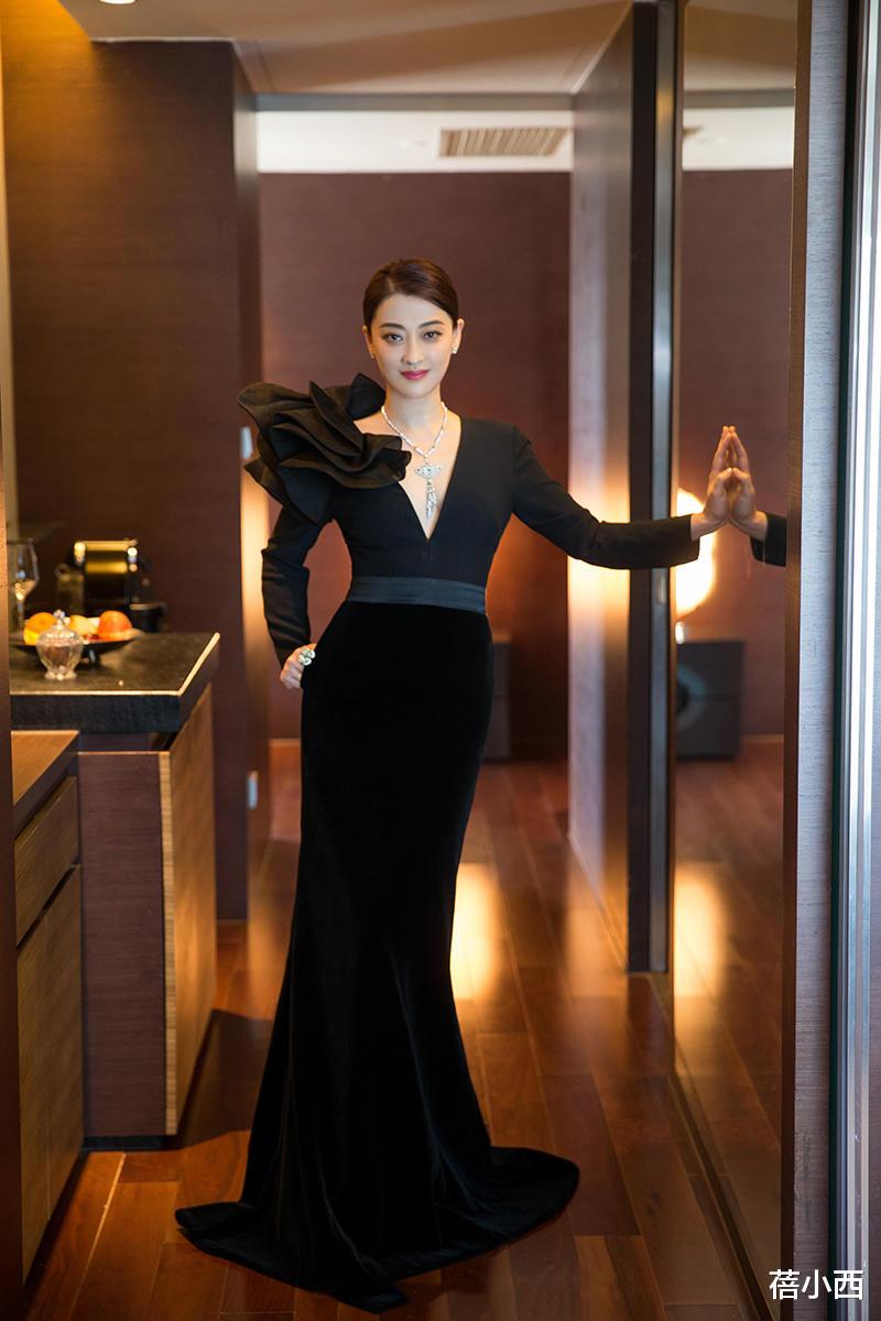 蓓小西|梅婷减肥成功后减龄至少10岁，穿抹胸连衣裙高调亮相，气质惊艳