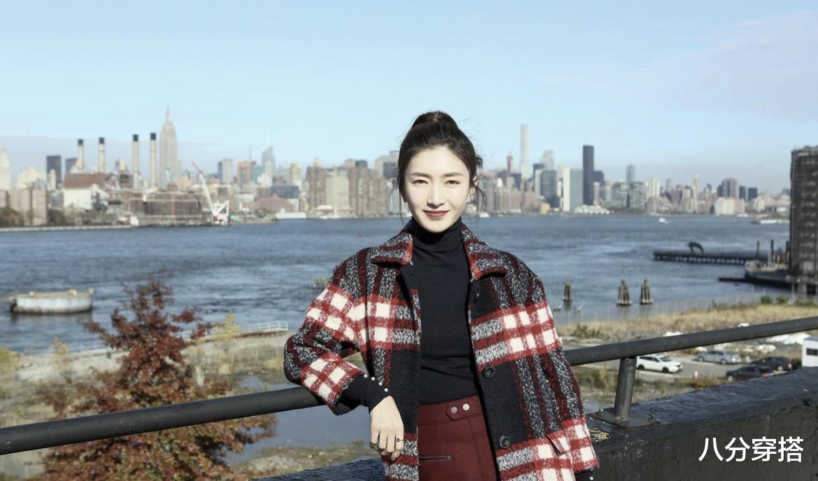 八分穿搭|江珊气质真是“阿姨辈顶流”,一身红黑配穿搭飒爽霸气,利落干练