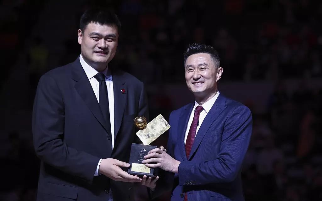 胡明轩|姚明惹祸上身!遭周鹏和胡明轩连击炮轰,郭艾伦渔翁得利成最大赢家