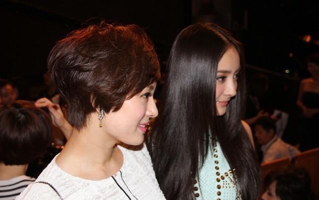 孙俪的气质真适合穿白裙,和杨幂同框也不输,感觉皮肤好白嫩(孙俪