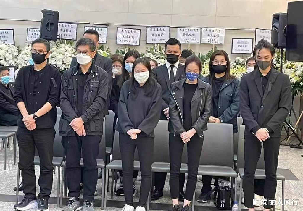 周星驰|周星驰送吴孟达最后一程！低扣帽檐踩运动鞋现身，神情难掩低落