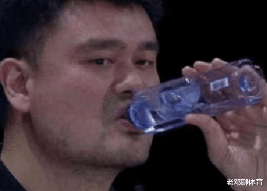 姚明|姚明体型比我们想象中夸张，奥尼尔在身边显瘦小 训练师如矮人
