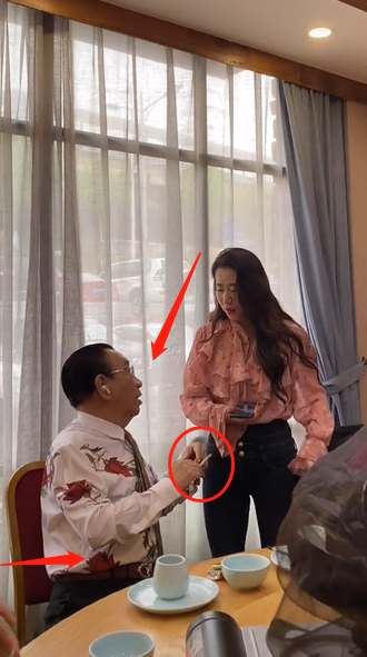 白敬亭|75岁侯耀华现身高档饭局，肚腩突出放肆抽烟，与美女热聊不避嫌