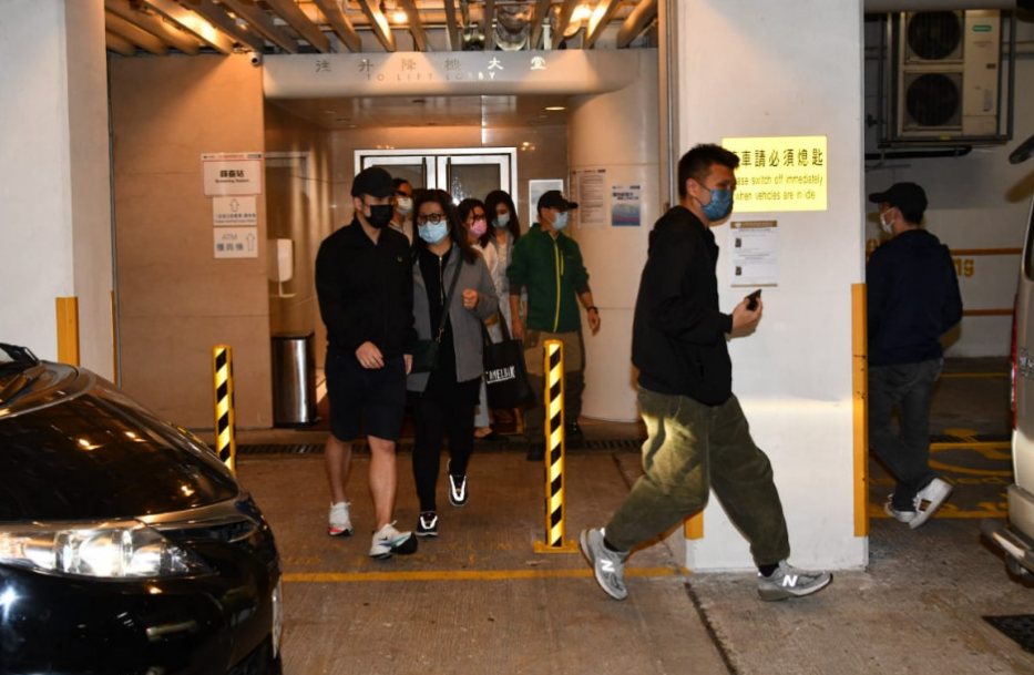 周星驰|吴孟达妻女走出医院神色哀伤，儿子从病房拿走一盒纸巾默默离开