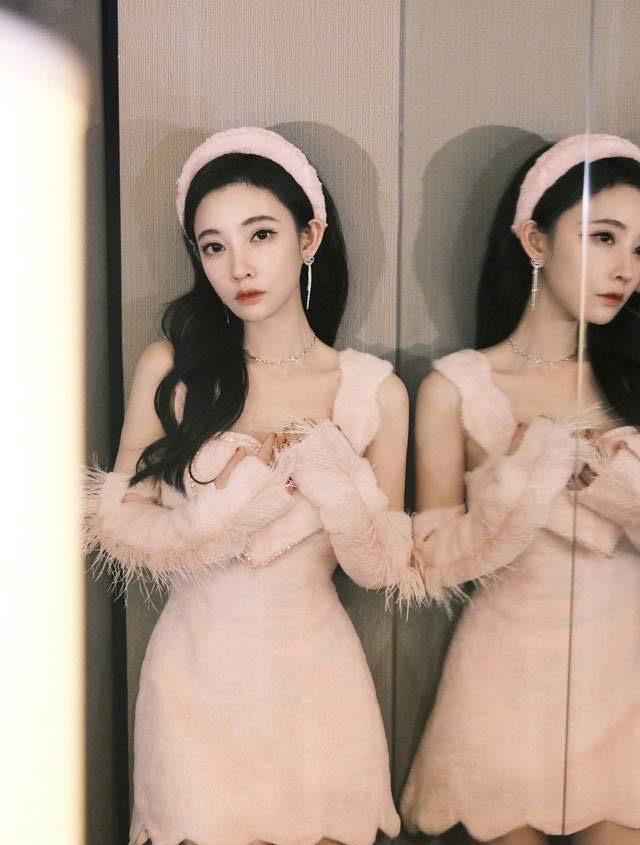 冯提莫|冯提莫超短裙出席活动，签售会人潮汹涌，粉丝激动不已！