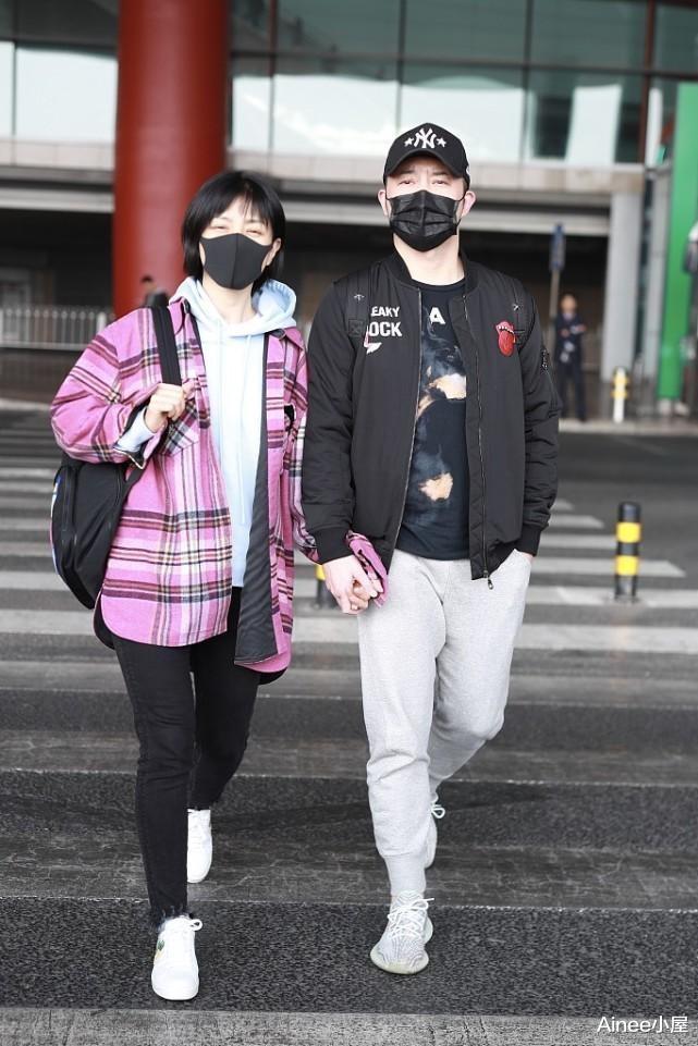 粉色 胡可在沙溢身边似小女孩，穿粉色夹克配卫衣休闲随性，短发真减龄