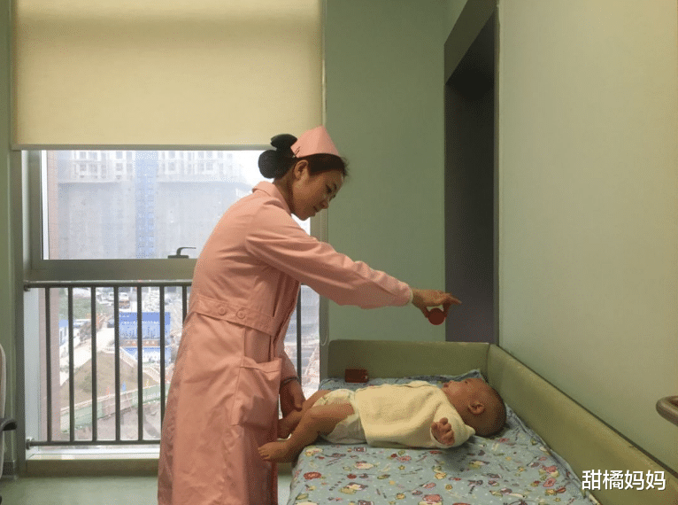 甜橘妈妈|“刘能”喜得长孙,抱着宝宝激动落泪,网友却直呼别让他先抱