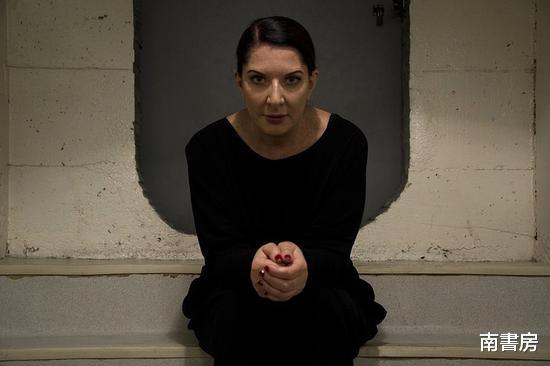 林生斌 国外女艺术家，为考验人性将自己麻醉任人摆布，实验仅5小时终止