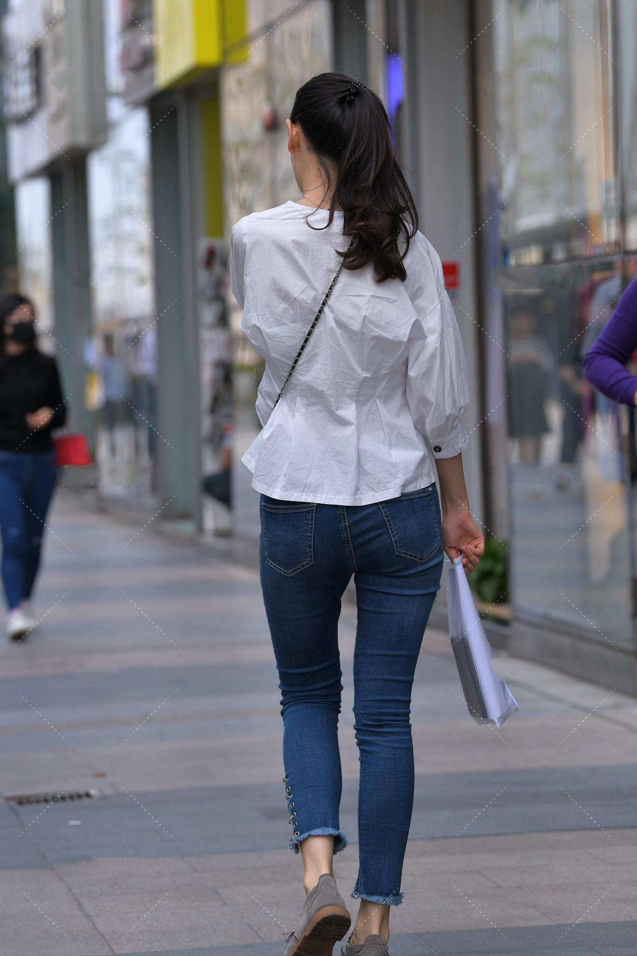 衬衫|白衬衫与牛仔裤的穿搭，既适合日常逛街，平时上班穿