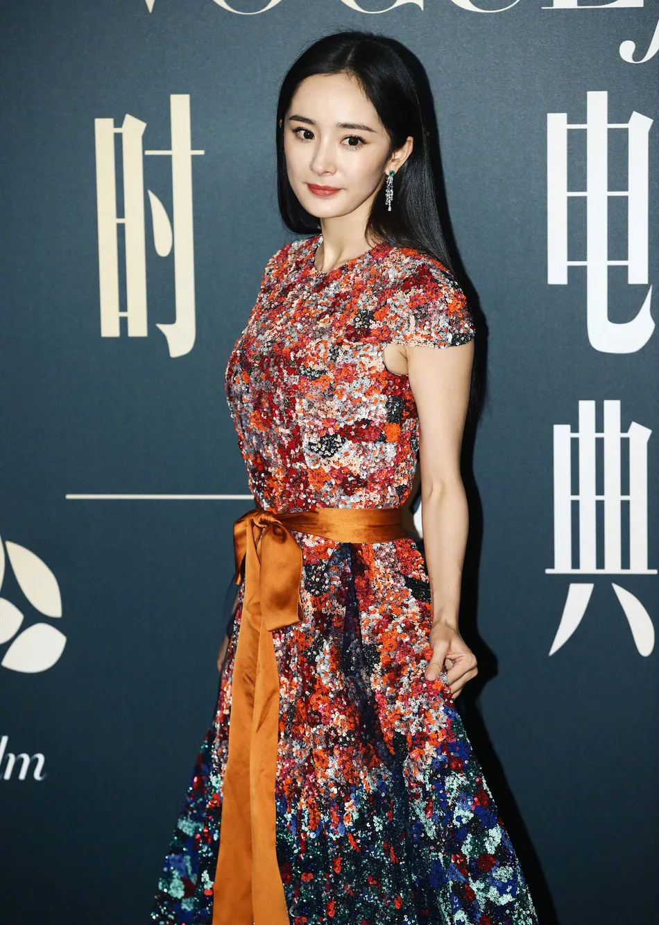 李大海|杨幂引以为傲的“漫画腰”，被迪丽热巴的“天鹅臂”秒了