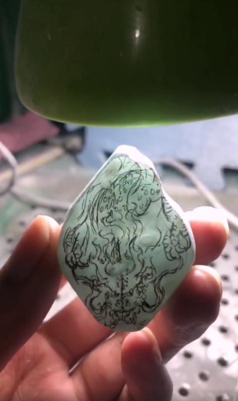 翡翠|一块冰蓝雪花棉的翡翠，私人定制龙牌，起货后忍不住赞叹它的美！